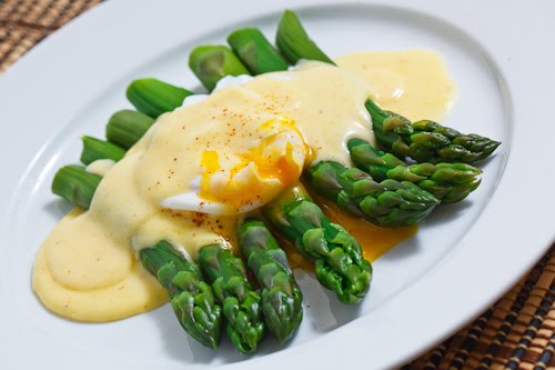 Asparagus with a Poached Egg in Hollandaise Sauce Asparagus with a Poached Egg in Hollandaise Sauce