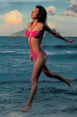 Sophia Wong: Sexy Bikini on beach
