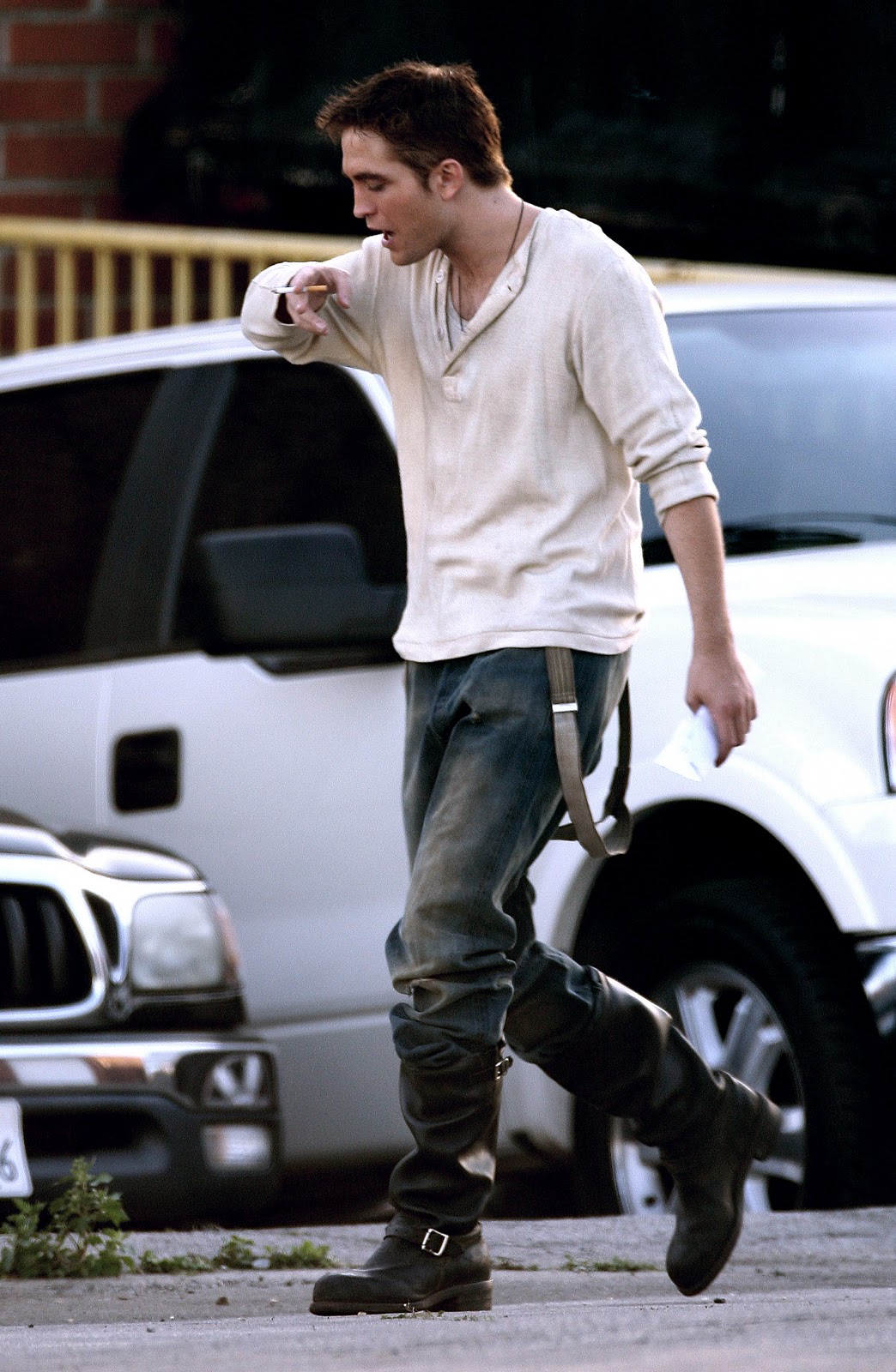 Pattinson Gallery: HQ Pictures of Robert Pattinson on WFE Set Yesterday1044 x 1600
