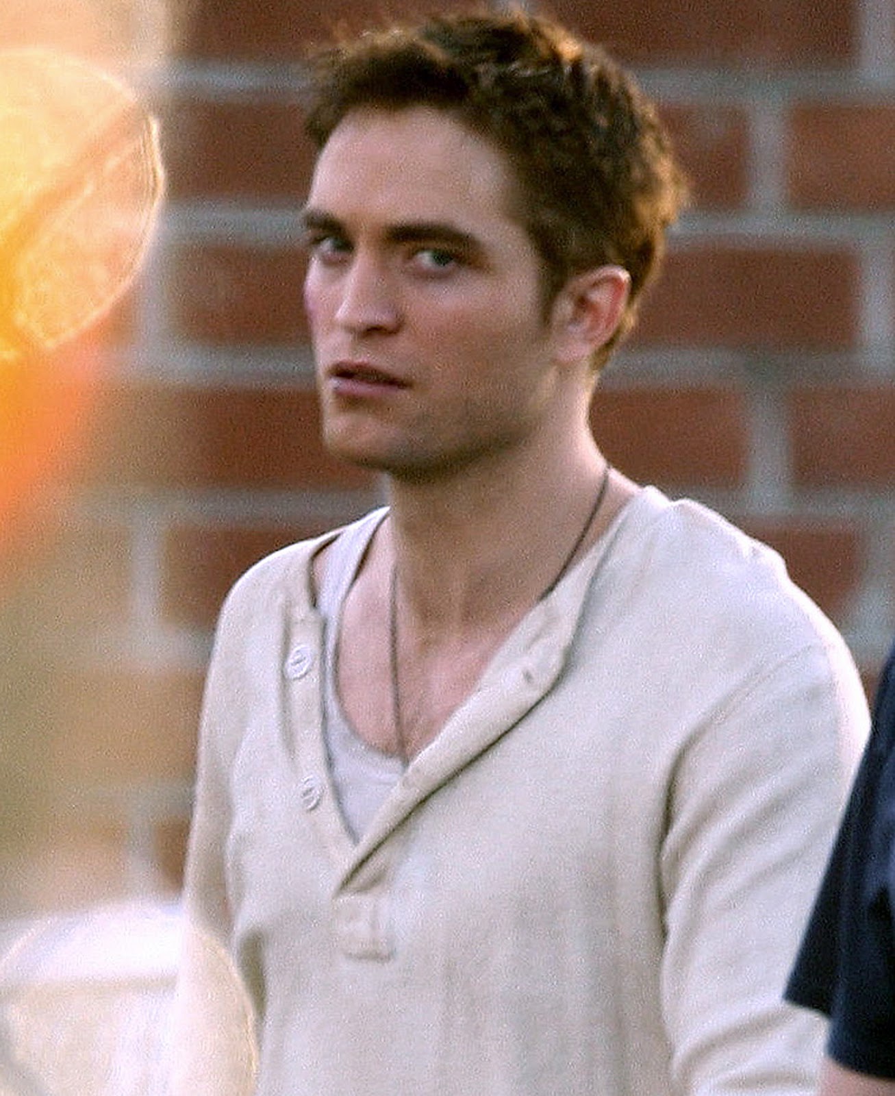 Pattinson Gallery: HQ Pictures of Robert Pattinson on WFE Set Yesterday1307 x 1600