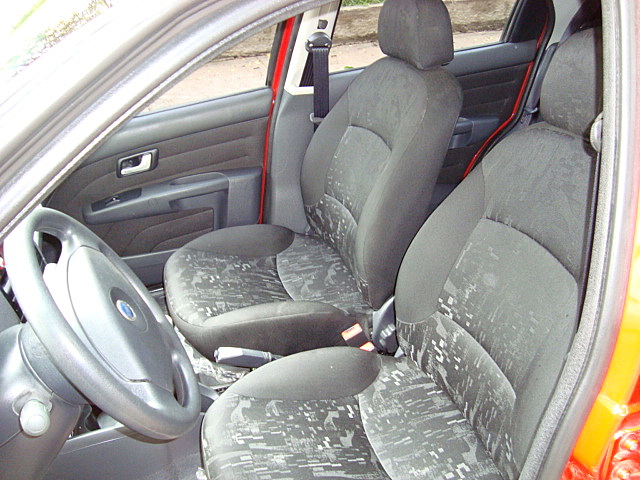 Interior do Fiat Palio HLX 2006 1.8 Flex Vermelho - bancos dianteiros