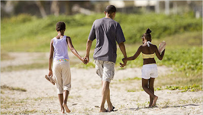 Barack Obama walks beach with his daughters