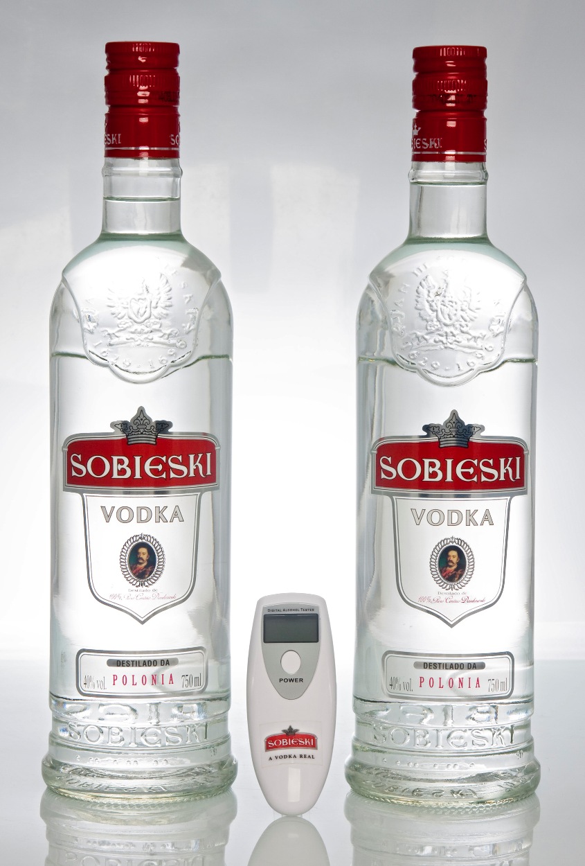 [Garrafas+de+Vodka+Sobieski+com+bafômetro+(web).jpg]
