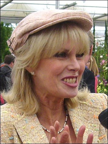 Celebrity Heights: Joanna Lumley Height