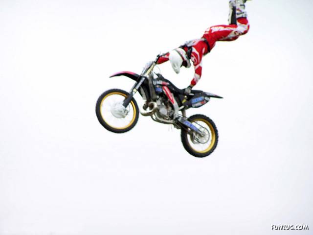 [crazy_motocross_stunts_Funzug.org_05_3.jpg]
