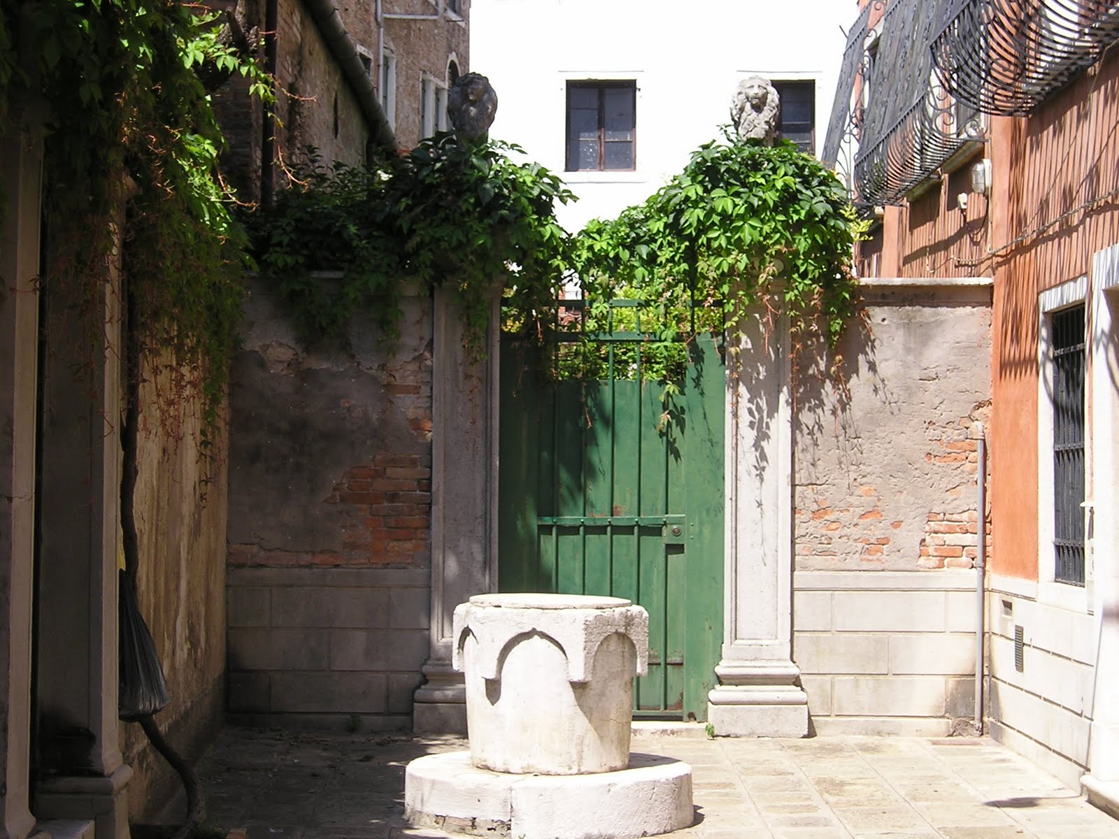 [Venise+2009+puits+(9).JPG]