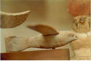 نموذج طائر تم اكتشافه في سقارة يعود إلى حضارة مصر الفرعونية ، لاحظ تشابه شكله مع شكل الطائرة الحديثة والشكل الانسيابي