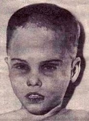 رأس الطفل المجهول الذي شوهدت جثته في صندوق كرتون كبير لأسرة الأطفال