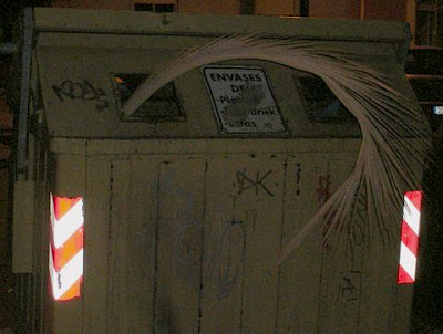 Palma de Domingo de Ramos en un contenedor de metales y plásticos