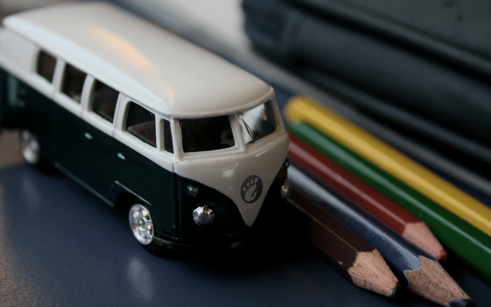 [GNOME-GnomeBus_1920x1200.jpg]