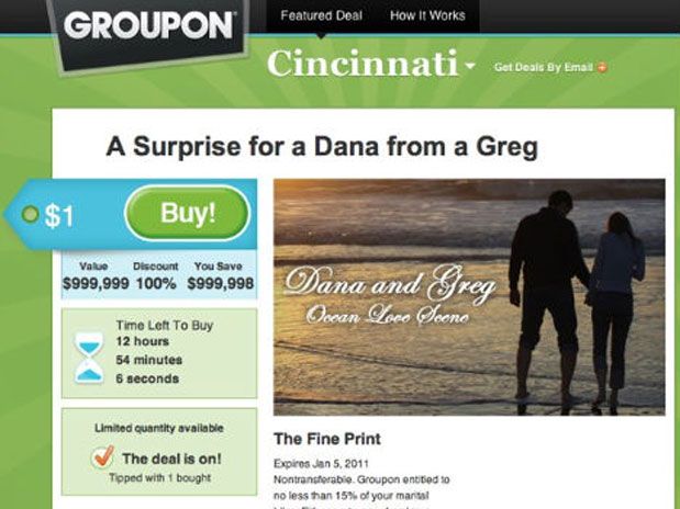 IMAGEM - Homem faz pedido de casamento em anúncio no site Groupon