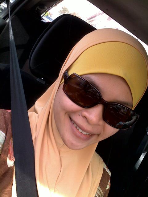 ~R.E.D. is equal to Z.I.R.A.~: apabila memakai kaca mata hitam.