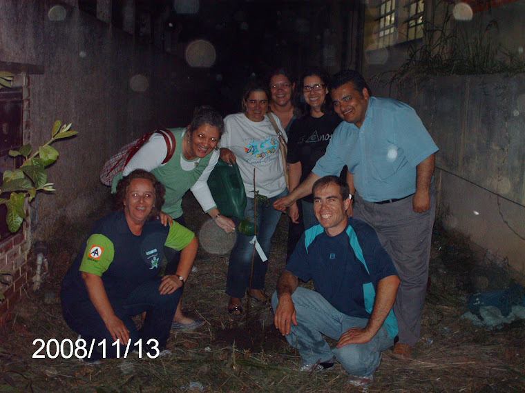 O plantio de um enxerto de ameixa rocha acompanhada pelos profissionais da educação do Ruy Coelho