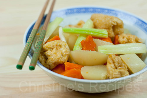 Stewed Beancurd Puffs with Turnips & Carrots03