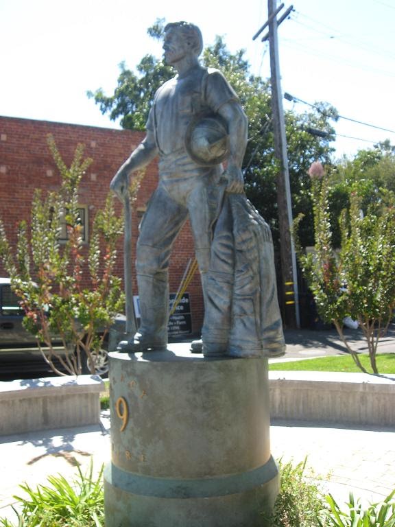 [Fireman+Bronze+Statue.JPG]