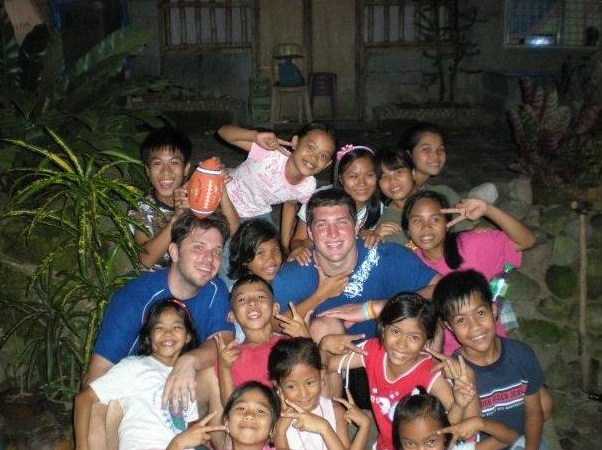 tim+tebow+orphans+philippines.jpg