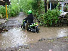Jalan terputus tergenang air saat hujan