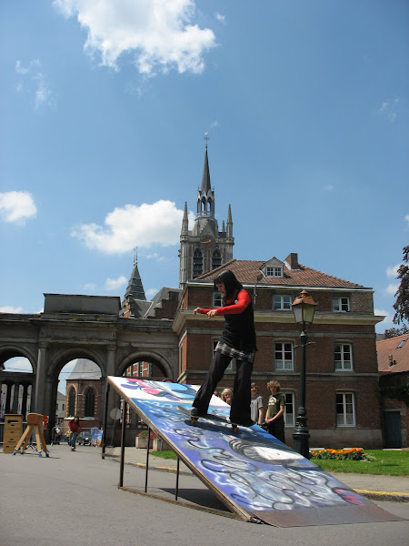 Magda skate en Free Ride dans le park d' Enghien