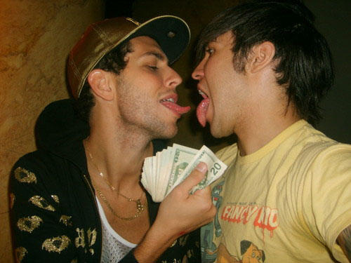 [PETE+WENTZ+KISSES+A+GUY+GOSSIP.jpg]