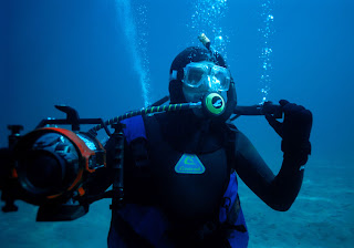 Luis Pettite esperando para realizar una imagen de la ballena nadando cerca