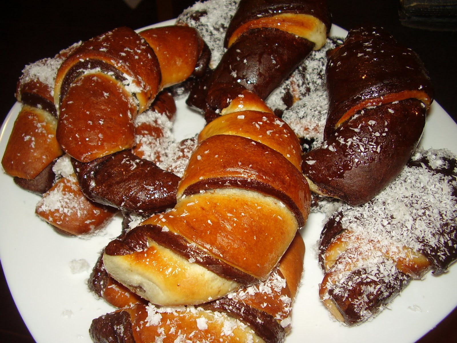 Myra's kitchen: Cornuri in doua culori