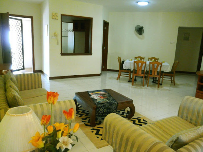 Intresting layout, front door on left, kitchen service window in the middle and bedrooms on right