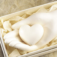 http://4.bp.blogspot.com/_VqbVDVQM4MA/Sj0BMYeDj1I/AAAAAAAAAE0/oVoKSwLF8WU/s400/hand_heart_soap.jpg