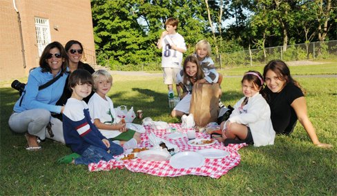 [Image+=+GRU=+picnic+at+Julian+Curtiss+school++on+Sept.+19,+2008.jpg]
