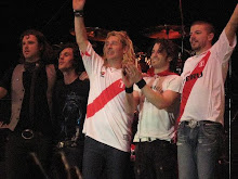 LOS INTEGRANTES DE LA BANDA : " COLLECTIVE SOUL " CON  POLOS DE LA BANDERA PERUANA