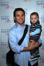 FRED SAVAGE JUNTO A SU HIJO OLIVER