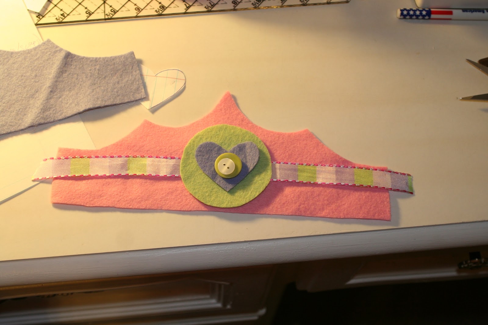 Hippos and Dinosaurs: Felt Crown Tutorial {with template}