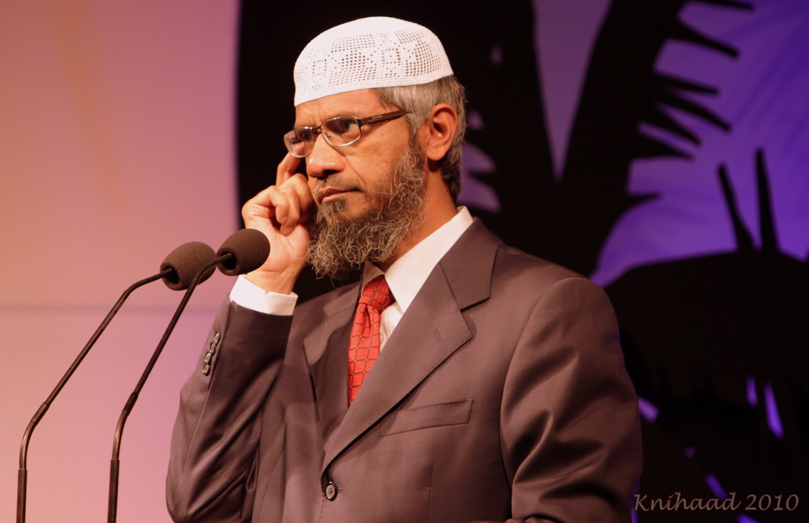 8 Fakta Yang Perlu Anda Tahu Mengenai Dr. Zakir Naik