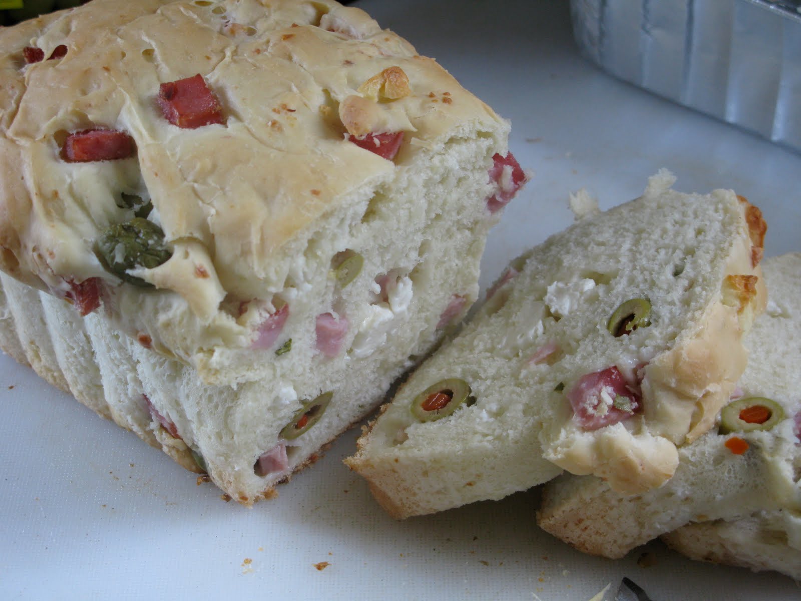 Pain aux olives, jambon et féta