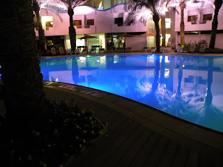 Вечерний бассейн в гостинице Golden Tulip Privilege в Эйлате