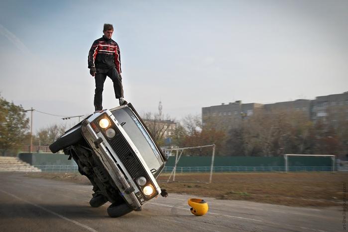 арабская езда на двух колесах. автомобиль на двух колесах. езда на двух машинах. езда по гравийке. мужчина в автомобиле.