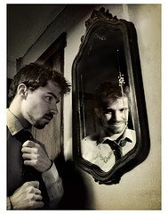 [man+mirror.jpg]