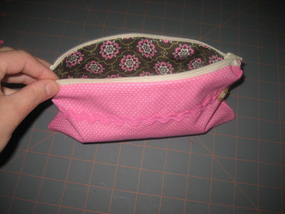 Sew a lined zippered pouch!