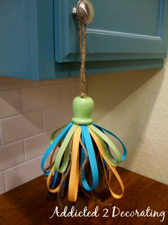 [diy+ribbon+and+burlap+tassel+18.jpg]