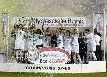 [_44682150_celtic_team_trophy.jpg]