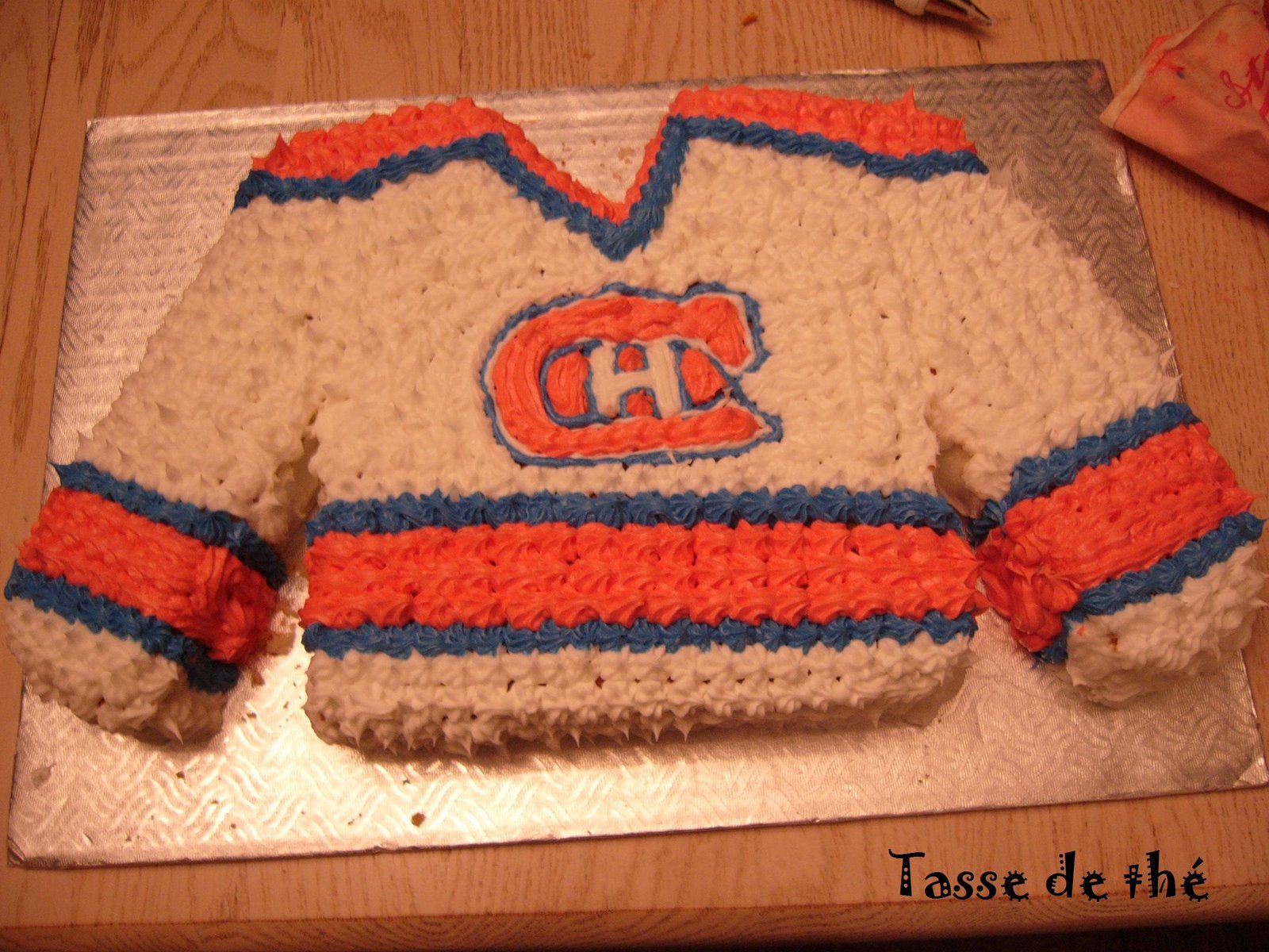 Gâteau d’anniversaire chandail du Canadien de Montréal recettes dessert Gâteau aux épices avec crêmage au café. Un pur régal