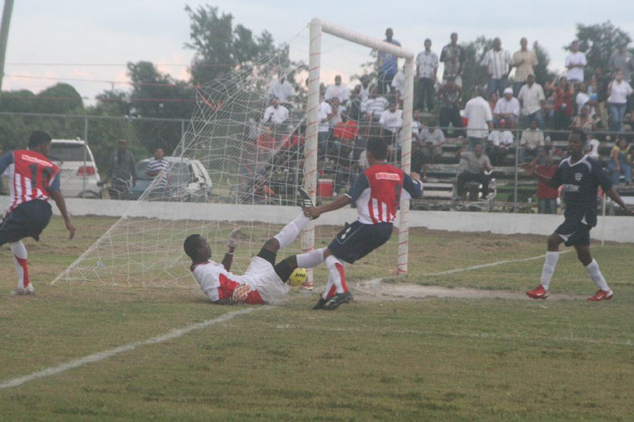 [IMG_5903+Ilagulei+goaliKevinDawson+unda+preshah.JPG]