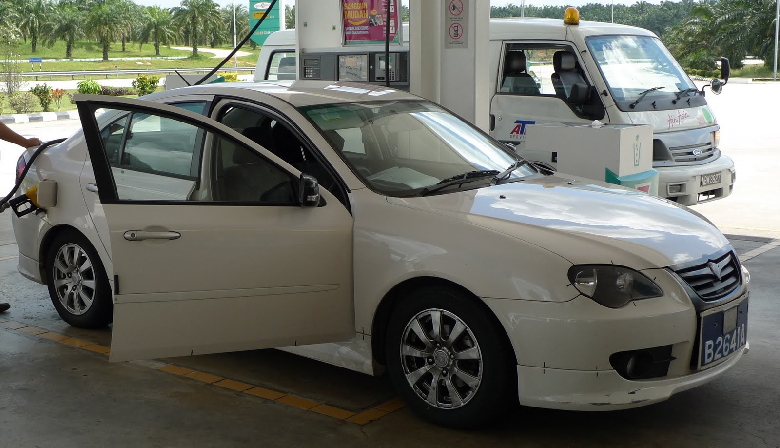 [proton-persona-facelift-spyshot-4.JPG]