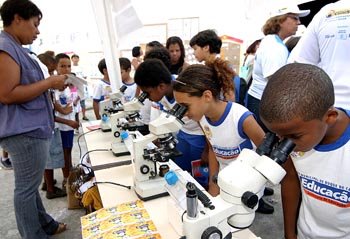 [Crianças_observam_o_mosquito_no_laboratório_itinerante.jpg]