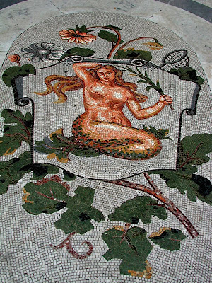 Mosaici dello zodiaco sul pavimento della Galleria Umberto I di Napoli - vergine