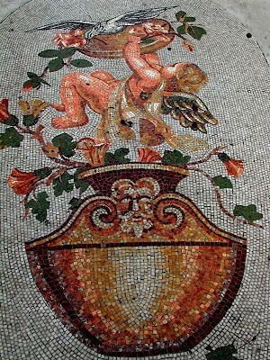Mosaici dello zodiaco sul pavimento della Galleria Umberto I di Napoli
