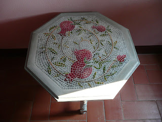 Hand painted, wooden table, how to decorate a simple wooden furniture ,faux mosaic, painting technique, tavolino impreziosito con un finto mosaico, piano di un tavolo in legno, decorato a mano, decorare un mobile semplice in legno, tecnica pittorica, finto mosaico dipinto