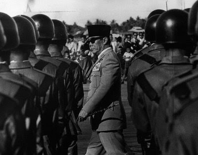 Presiden Soekarno Memeriksa Pasukan