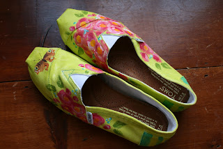 FINDING BEAUTY THROUGH CLOSED EYES: Hand-Painted TOMS