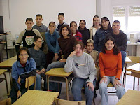 fotografía de un grupo de jóvenes en una sala de clases