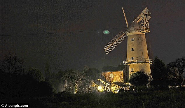 [article-0-08A7FEEC000005DC-397_634x372.jpg]